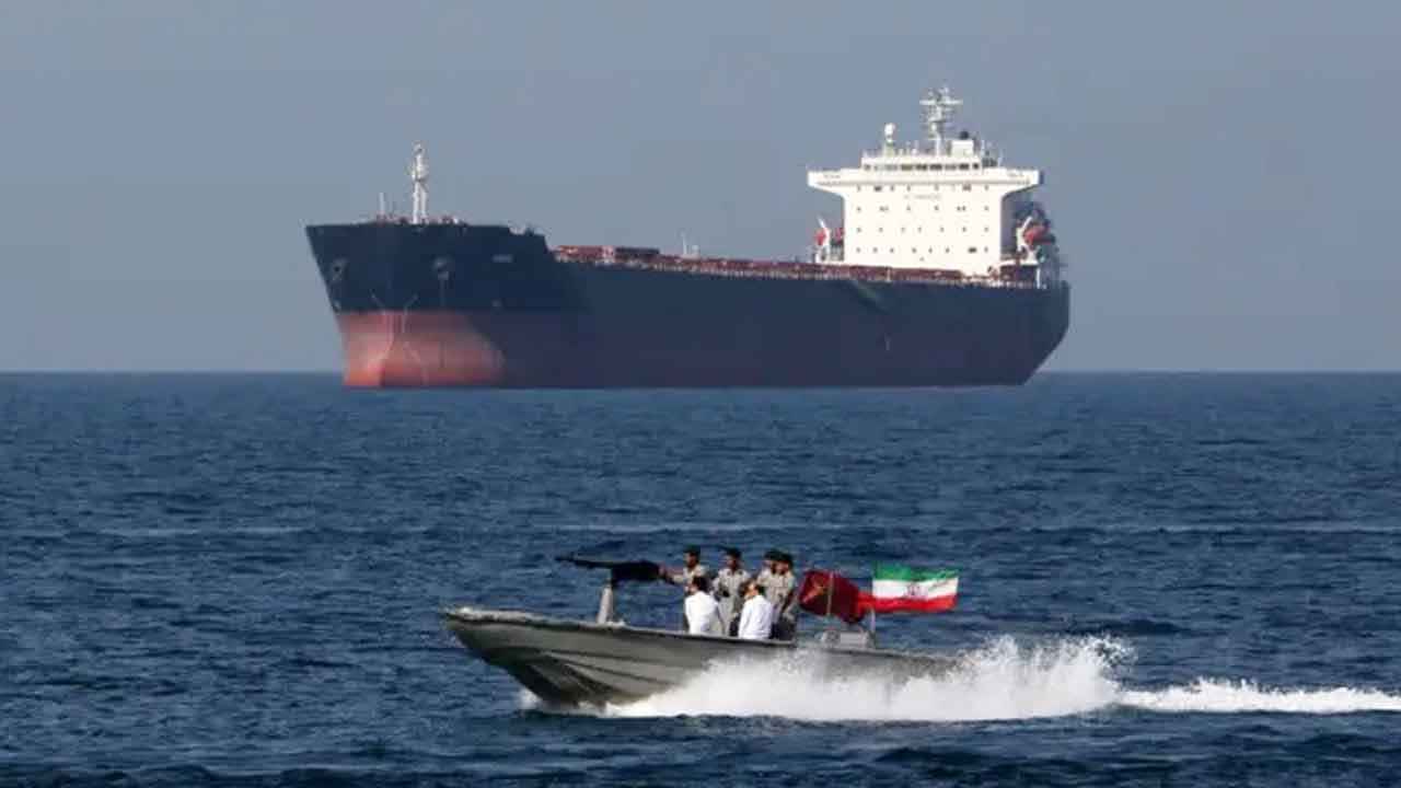 হরমুজ প্রণালিতে হামলার পর হুহু করে বেড়েছে তেলের দাম