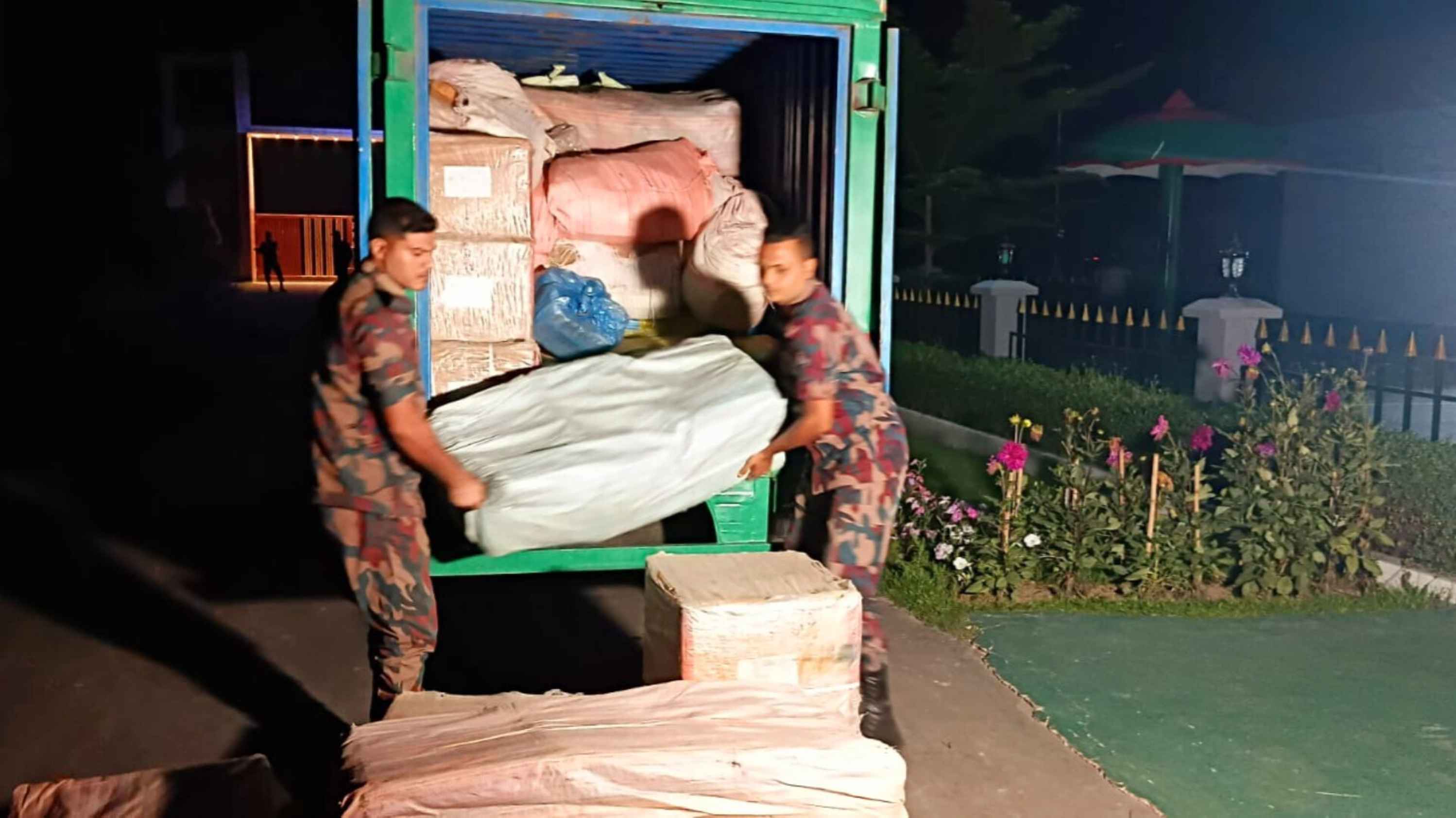 বিজিবি অভিযানে মাহিন্দ্র ট্রাকসহ বিপুল পরিমাণ ভারতীয় জিরা ও ওষুধ জব্দ