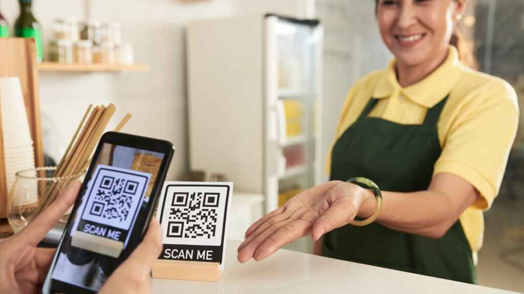 কিউআর কোড আসল নাকি নকল? পেমেন্ট করার আগে যেভাবে বুঝবেন