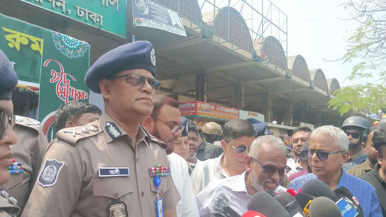 মূল সড়কে বাস দাঁড়িয়ে না রাখার অনুরোধ আইজিপি’র 