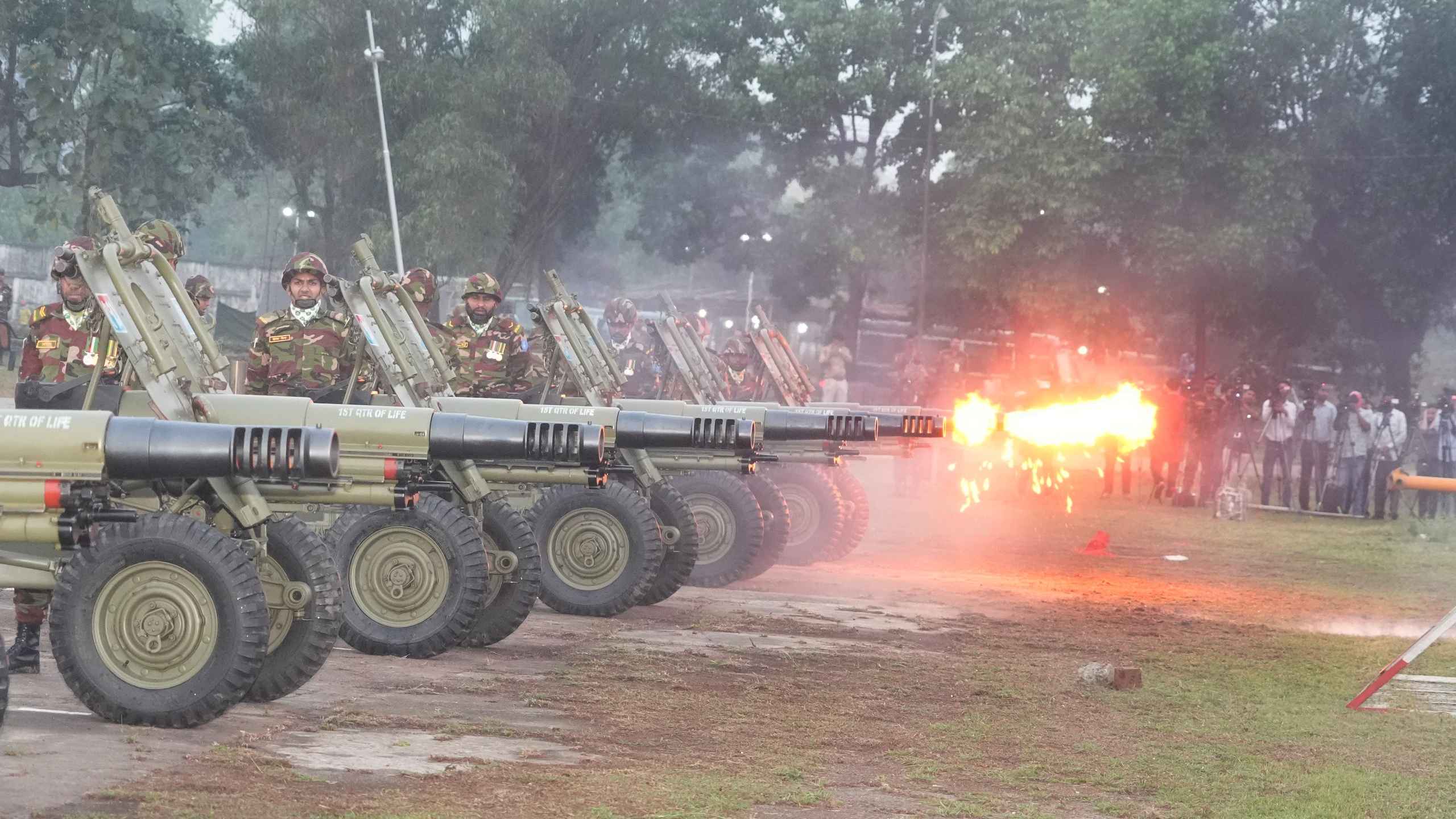 স্বাধীনতা যুদ্ধে বীর শহীদদের গান স্যালুট প্রদর্শন সেনাবাহিনীর