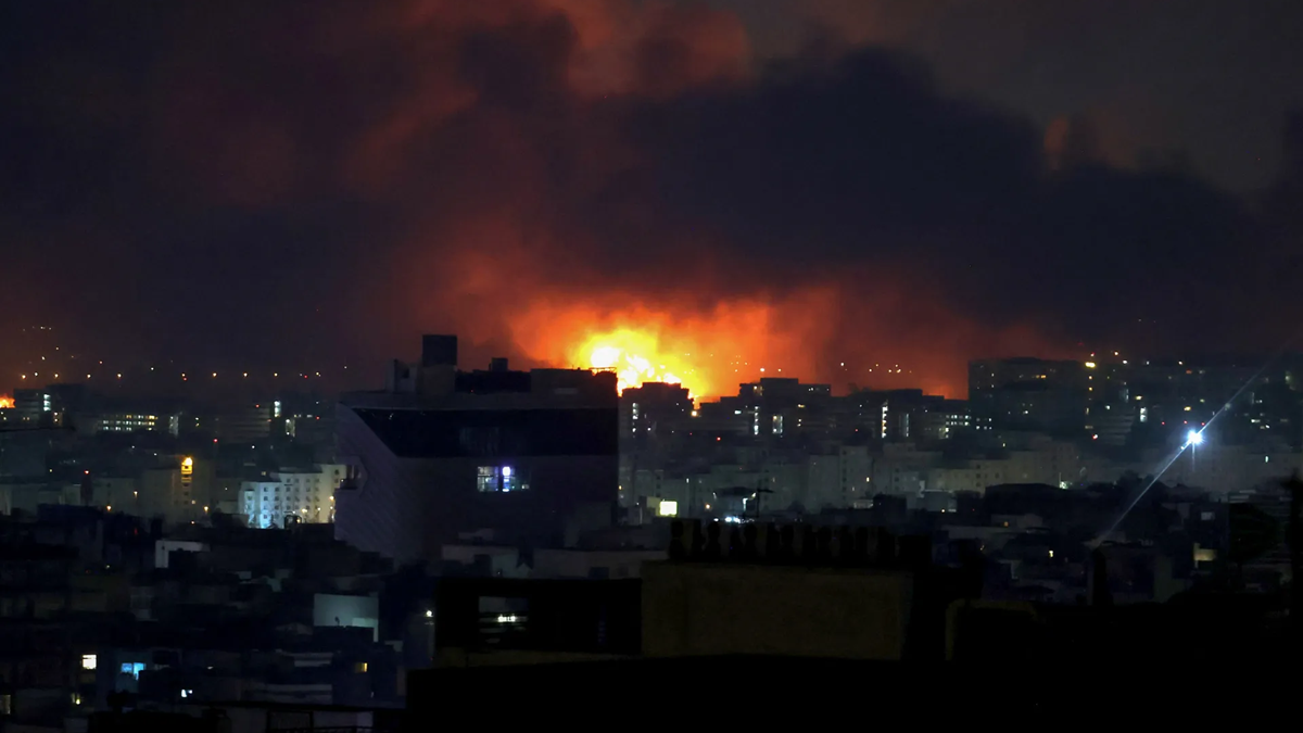 বিভীষিকাময় রাত পার করছেন ইরানের মানুষ