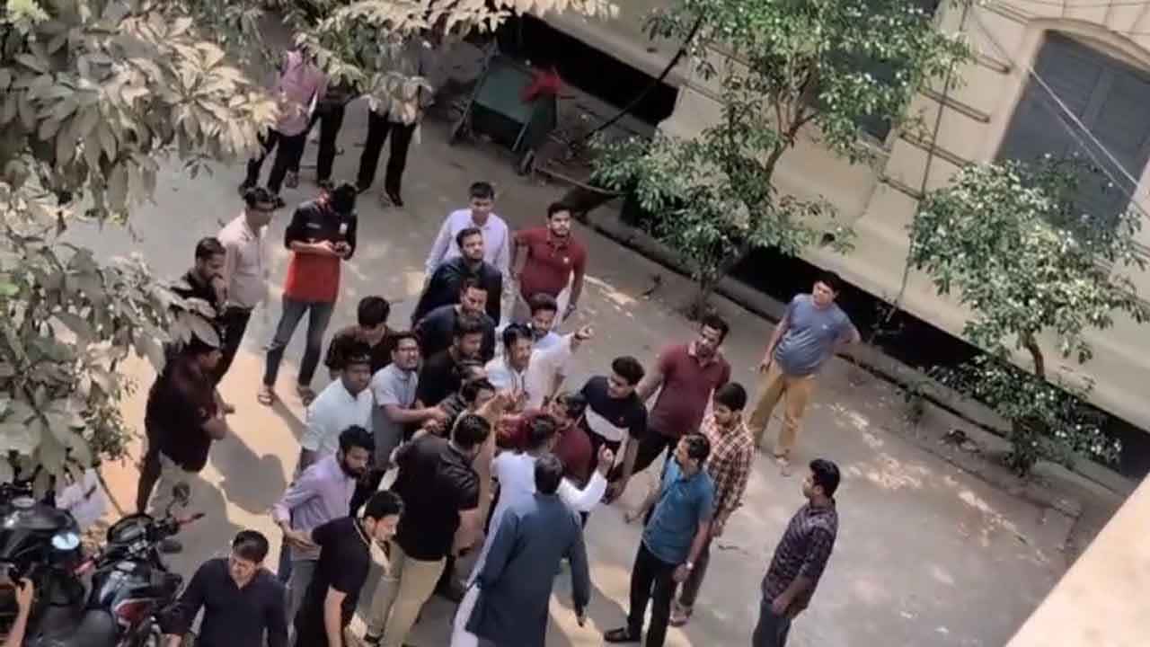 নিজেরা হামলা করে সংবাদ সম্মেলন ছাত্রদলের