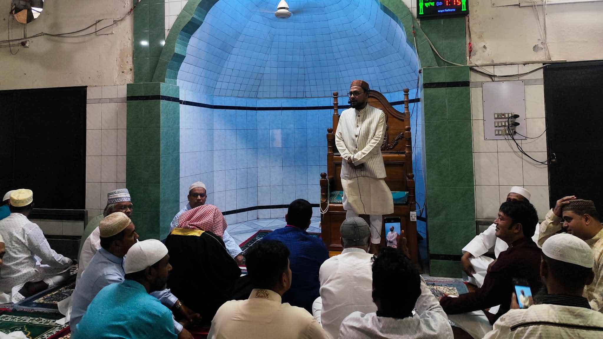 ঈদের নামাজের ইমামতি করলেন জবি উপাচার্য