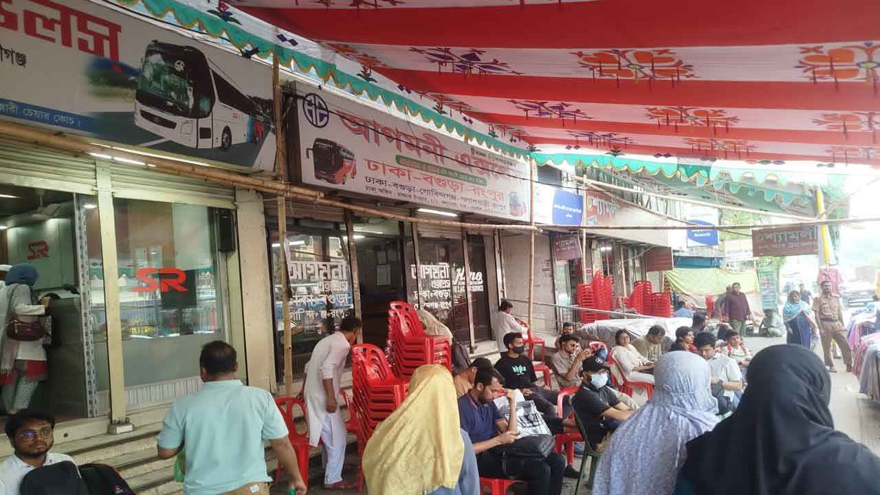 যাত্রীর চাপ নেই কল্যাণপুর বাসস্ট্যান্ডে