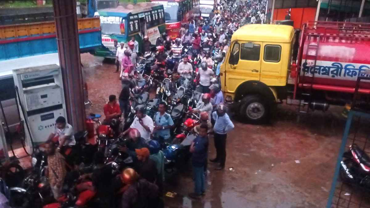 মানিকগঞ্জে ঝড়-বৃষ্টি উপেক্ষা করে তেলের জন্য বাইকারদের উপচে পড়া ভিড়