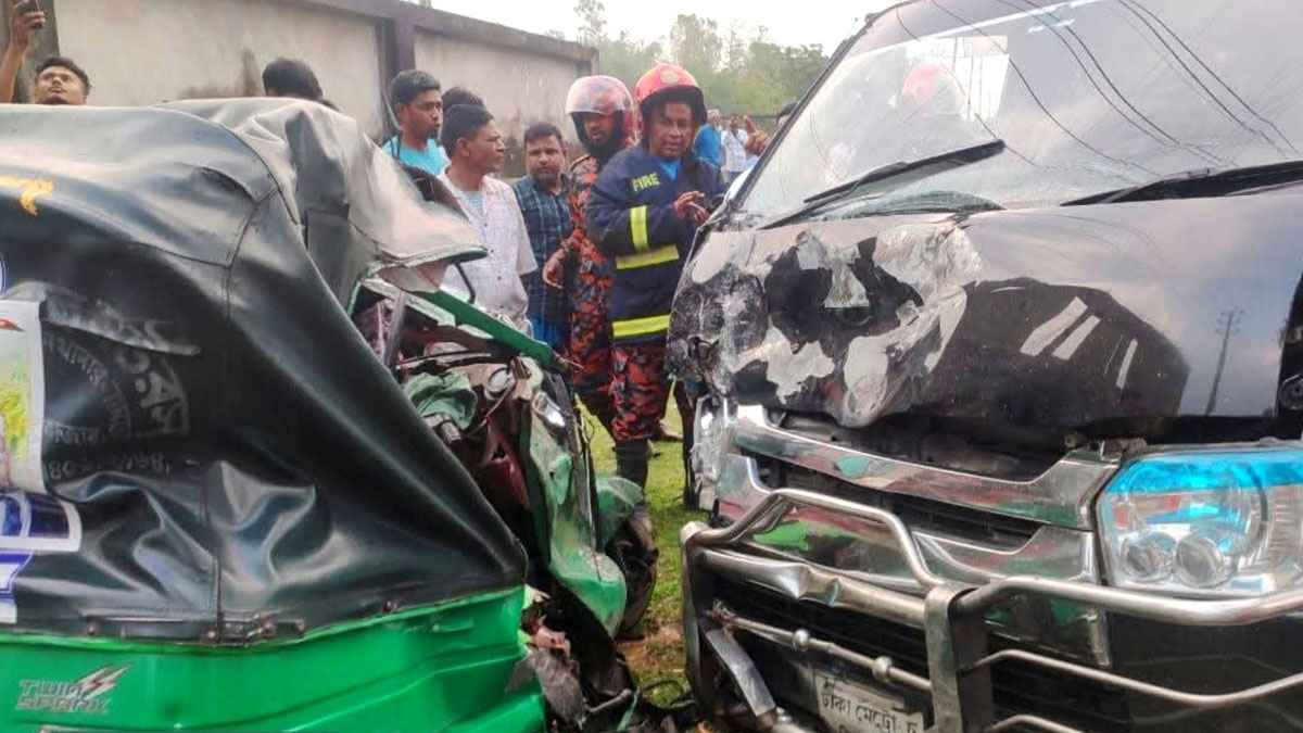 মৌলভীবাজারে মাইক্রোবাস-সিএনজি মুখোমুখি সংঘর্ষে নিহত ২