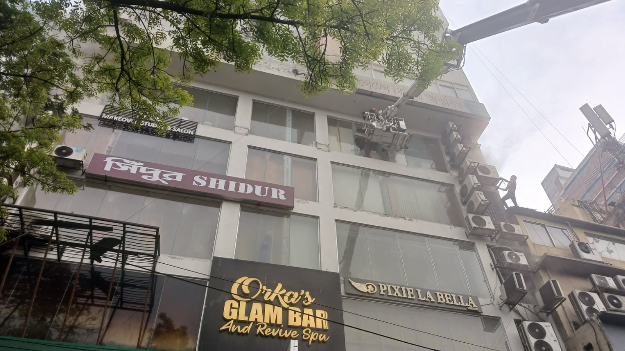 রাজধানীর মিরপুরে বহুতল ভবনে আগুন, নিয়ন্ত্রণে ৪ ইউনিট