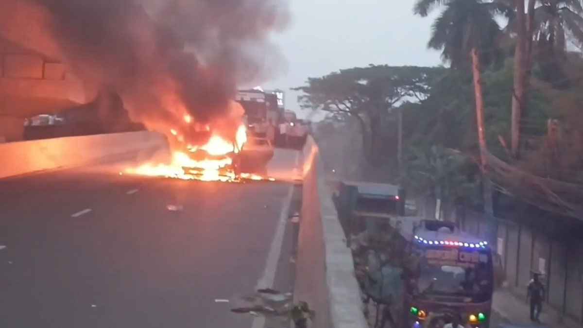 Moving private car catches fire on BRT flyover