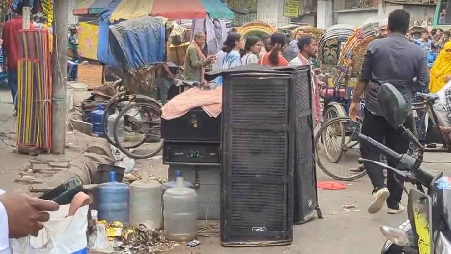 ঢাবি এলাকায় হঠাৎ বেজে উঠল শেখ মুজিবের ভাষণ