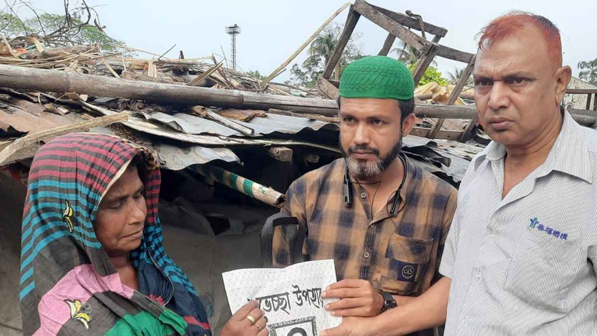 লাকড়ি বিক্রেতা অসহায় সরিনাকে প্রবাসী বদরুলের ঈদ উপহার