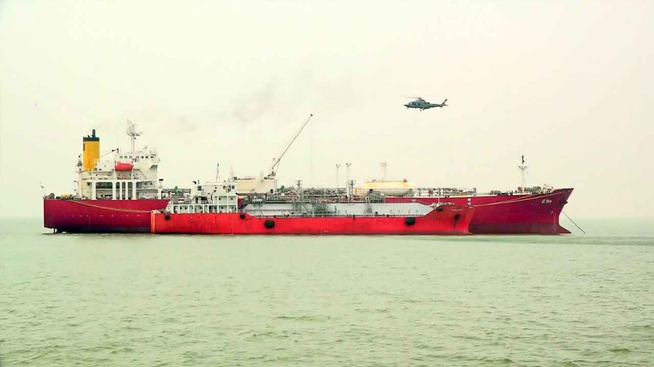 ‎সমুদ্র পথে জ্বালানিবাহী জাহাজগুলোর নিরাপত্তা দিচ্ছে নৌবাহিনী