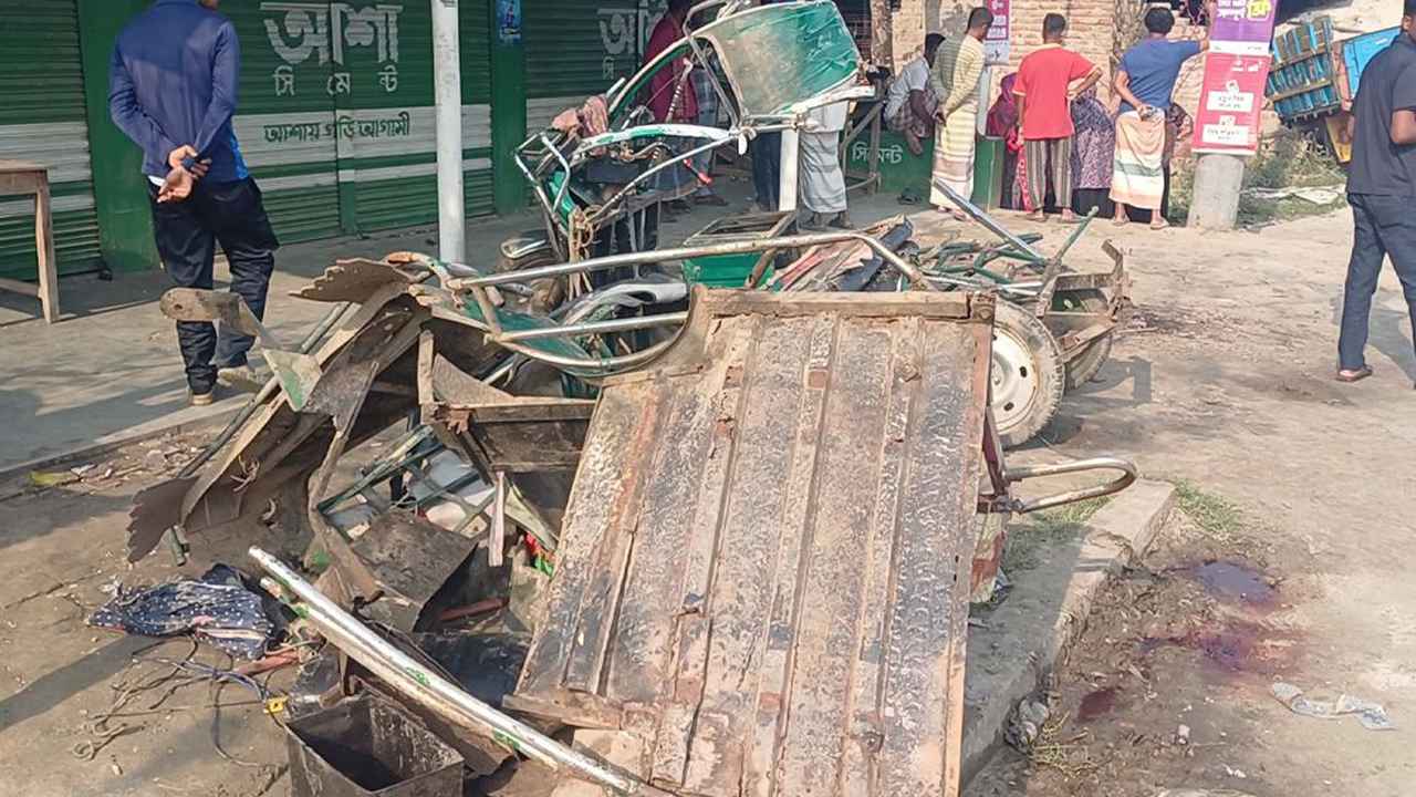 ট্রাকচাপায় দুমড়ে-মুচড়ে গেল ইজিবাইক, নিহত ৩