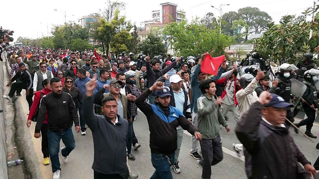 নেপালের সাবেক প্রধানমন্ত্রী অলির মুক্তির দাবিতে বিক্ষোভ