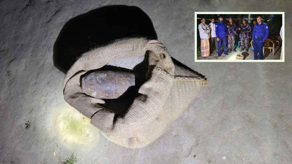 বাংলাবান্ধা স্থলবন্দরে ট্রাক থেকে উদ্ধার করা পরিত্যক্ত মর্টার শেল