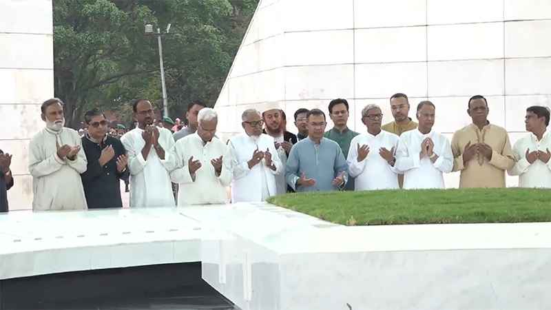 মা-বাবার কবর জিয়ারত করলেন প্রধানমন্ত্রী