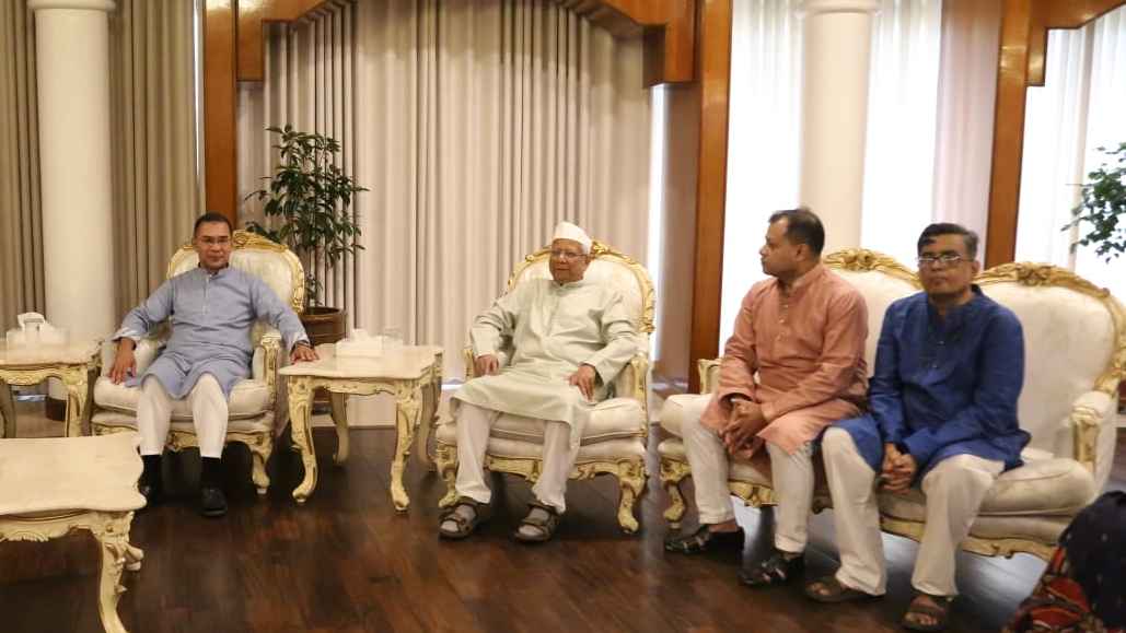 যমুনায় প্রধানমন্ত্রীর সঙ্গে ড. ইউনূসের ঈদের শুভেচ্ছা বিনিময়