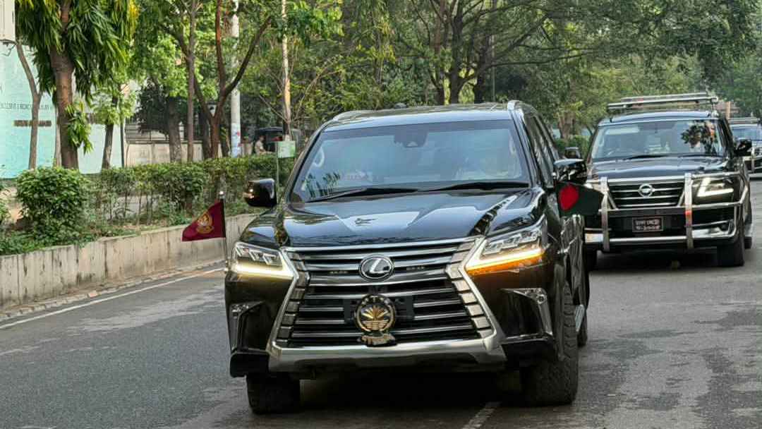 প্রথমবারের মতো পতাকাবাহী গাড়িতে প্রধানমন্ত্রী