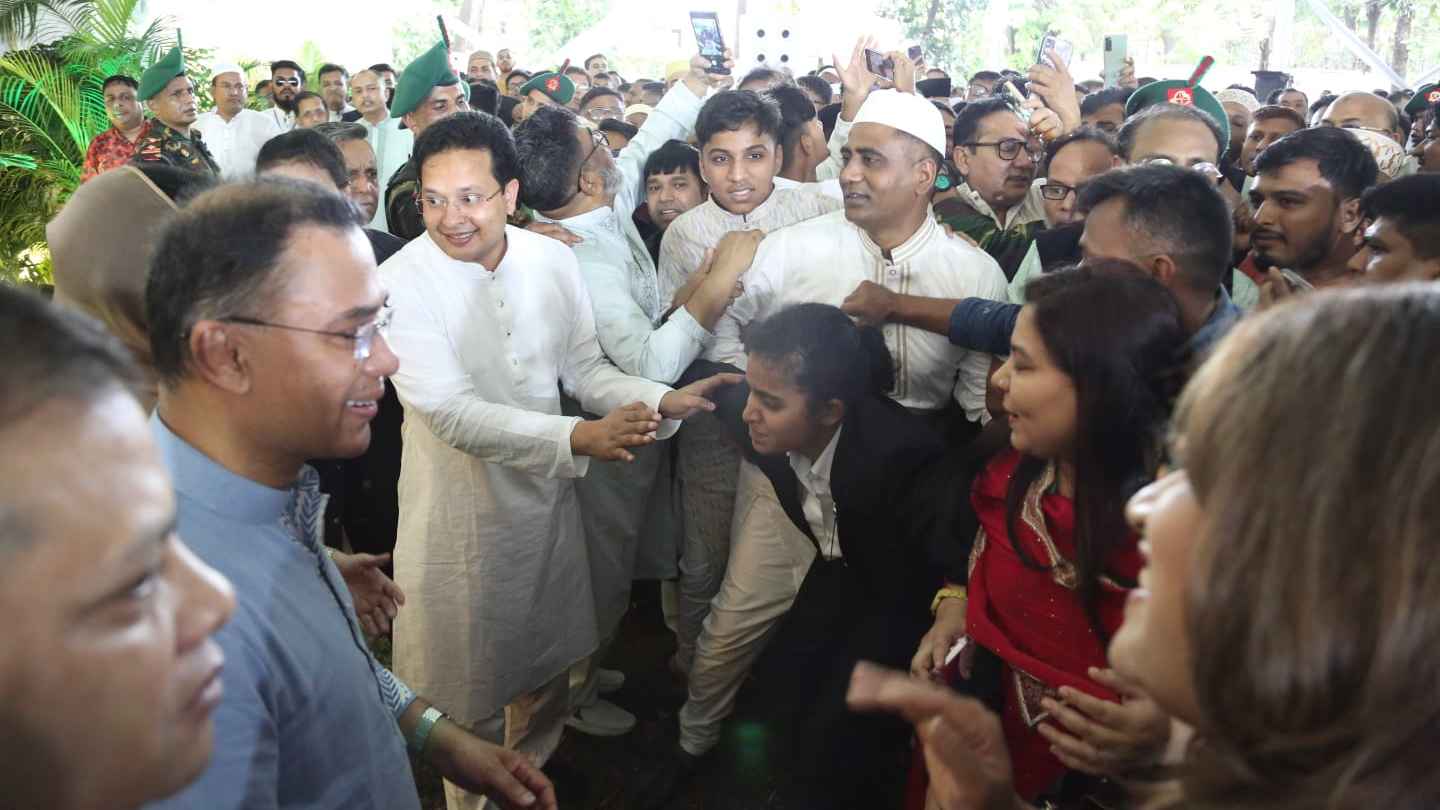 প্রধানমন্ত্রীর ঈদ শুভেচ্ছা বিনিময়, যমুনায় জনস্রোত