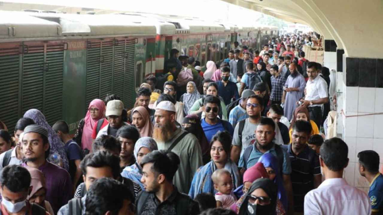 ঈদের ছুটি কাটিয়ে ঢাকায় ফিরতে শুরু করেছেন কর্মজীবীরা