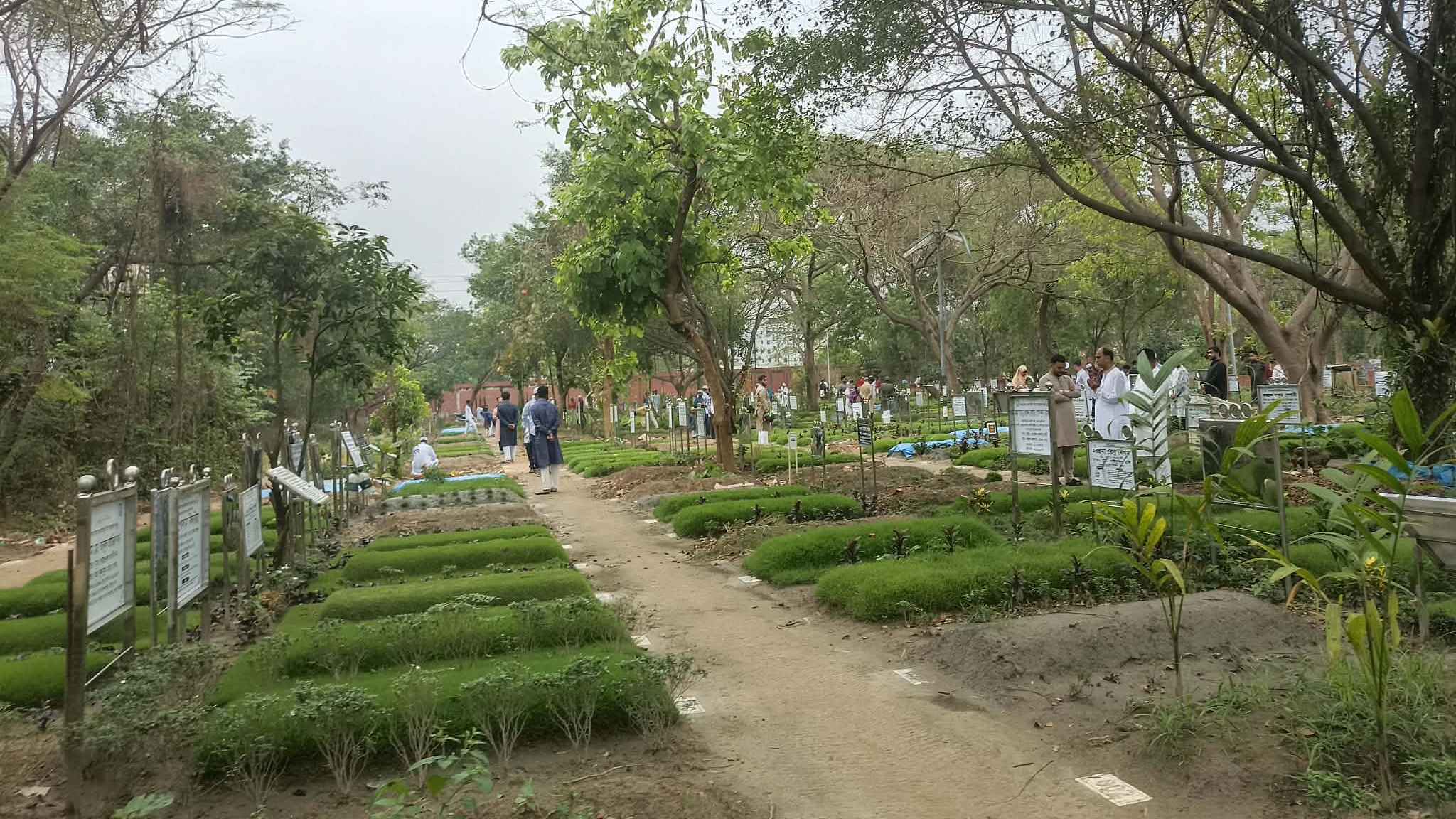 রায়েরবাজার কবরস্থানে স্বজনদের ভিড়, ফুঁপিয়ে ফুঁপিয়ে কাঁদছেন মোনাজাতে