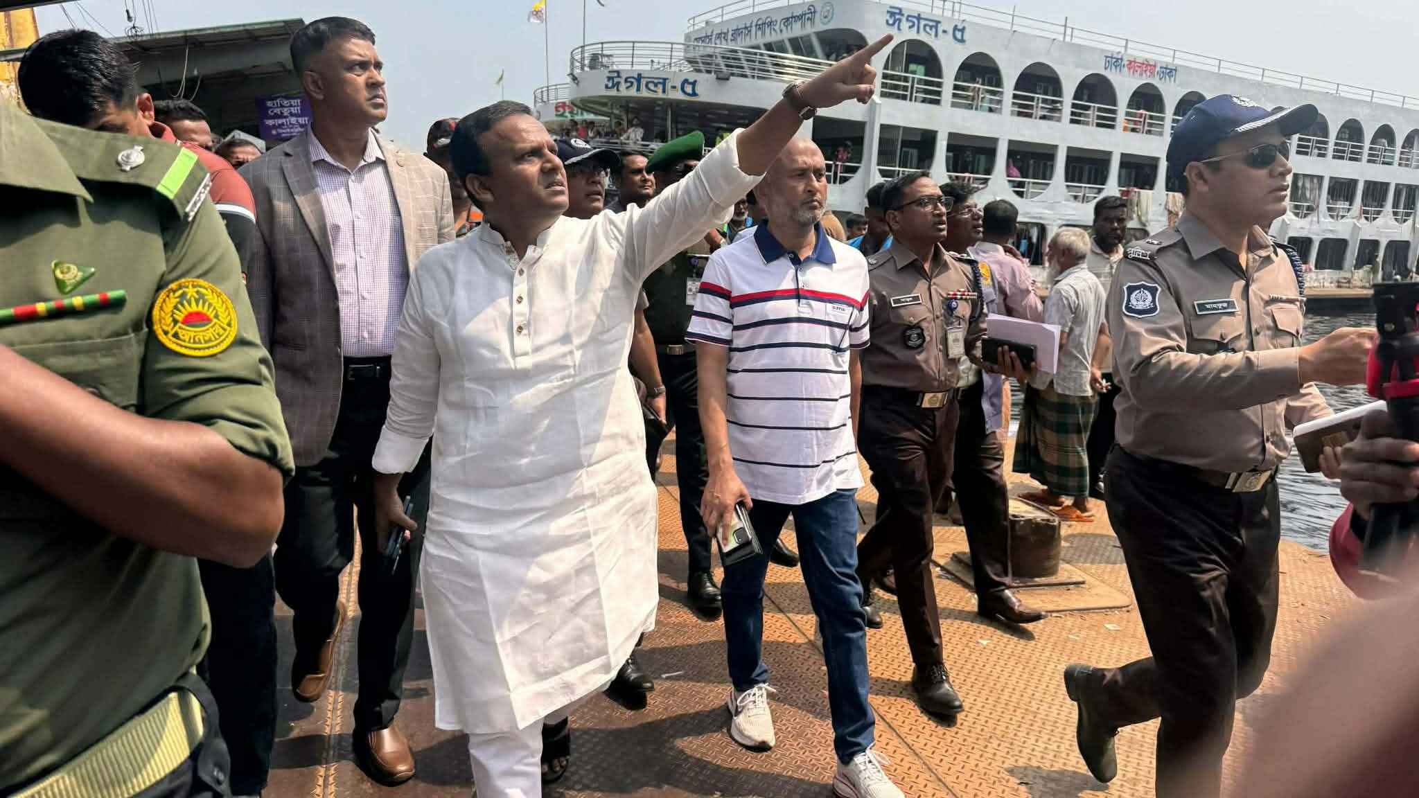 সদরঘাটে অনিয়ম রোধে কঠোর অবস্থানে নৌপরিবহন প্রতিমন্ত্রী