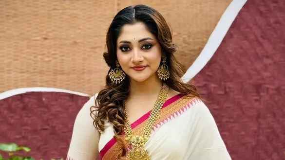 ‘দম’ দিয়ে কি পায়ের তলায় মাটি ফিরে পাচ্ছেন পূজা