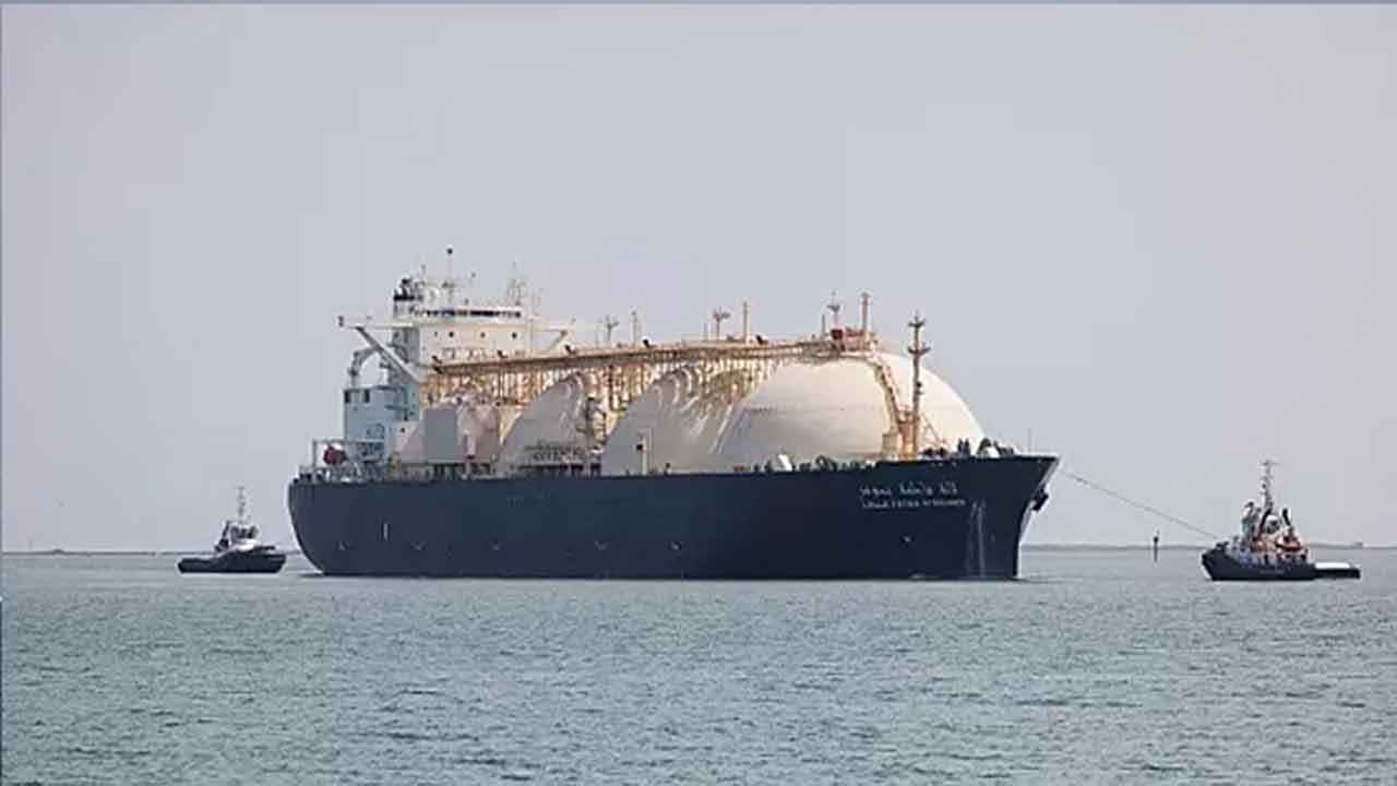 তেল-গ্যাসবাহী ৬ জাহাজ চট্টগ্রামে, সংকট কাটার আশা