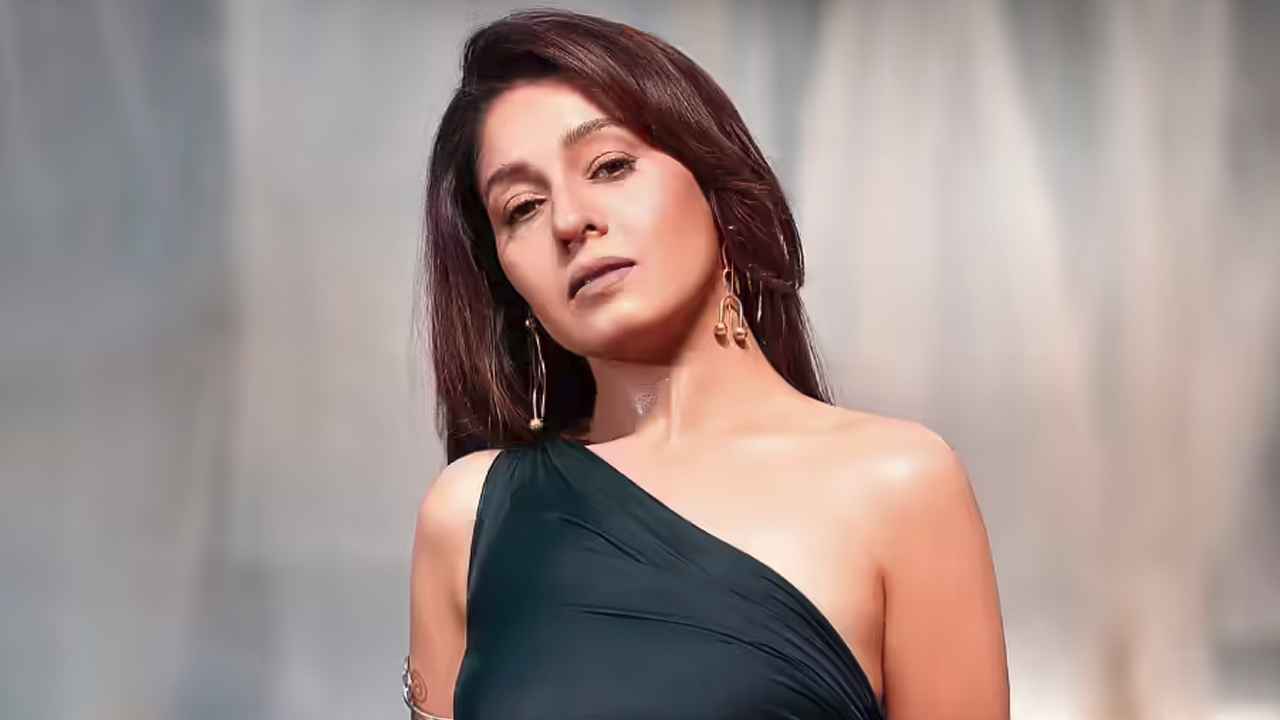 ১৮ বছরে বাবার বয়সীকে বিয়ে, বছর ঘুরতেই ভাঙে গায়িকার সংসার