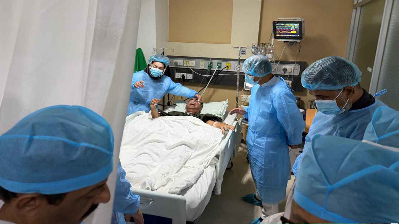 হাসপাতালে গিয়ে মির্জা আব্বাসের চিকিৎসার খোঁজ নিলেন প্রধানমন্ত্রী