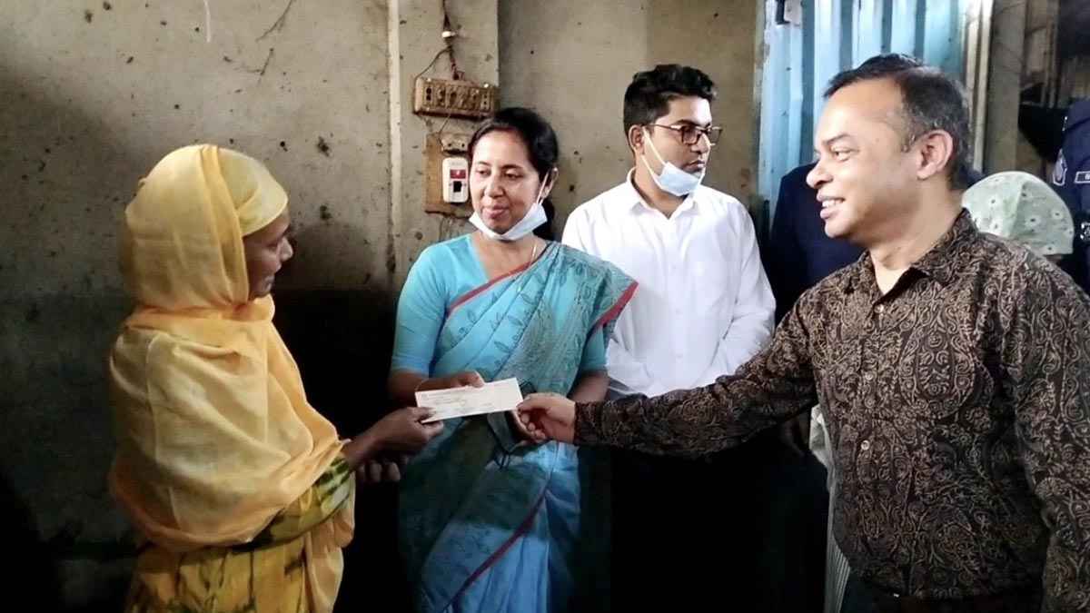 অসহায় আসমার বাড়িতে চেক নিয়ে হাজির জেলা প্রশাসক