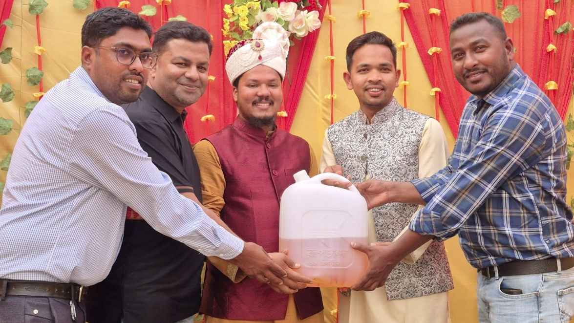 বিয়ের অনুষ্ঠানে বরকে ৫ লিটার অকটেন উপহার