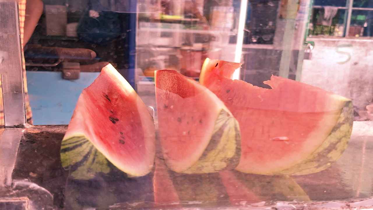 রাজধানীর পথে-ঘাটে মিলছে টুকটুকে তরমুজ