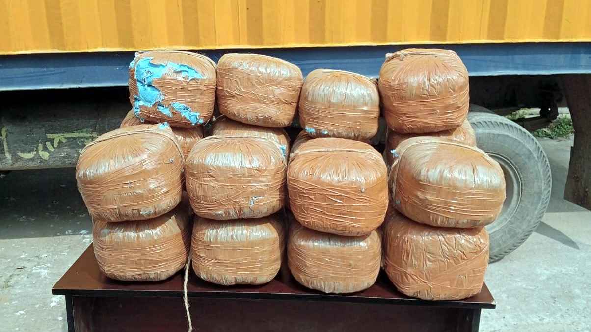 দিনাজপুরে ৬০ কেজি গাঁজাসহ কাভার্ডভ্যান জব্দ