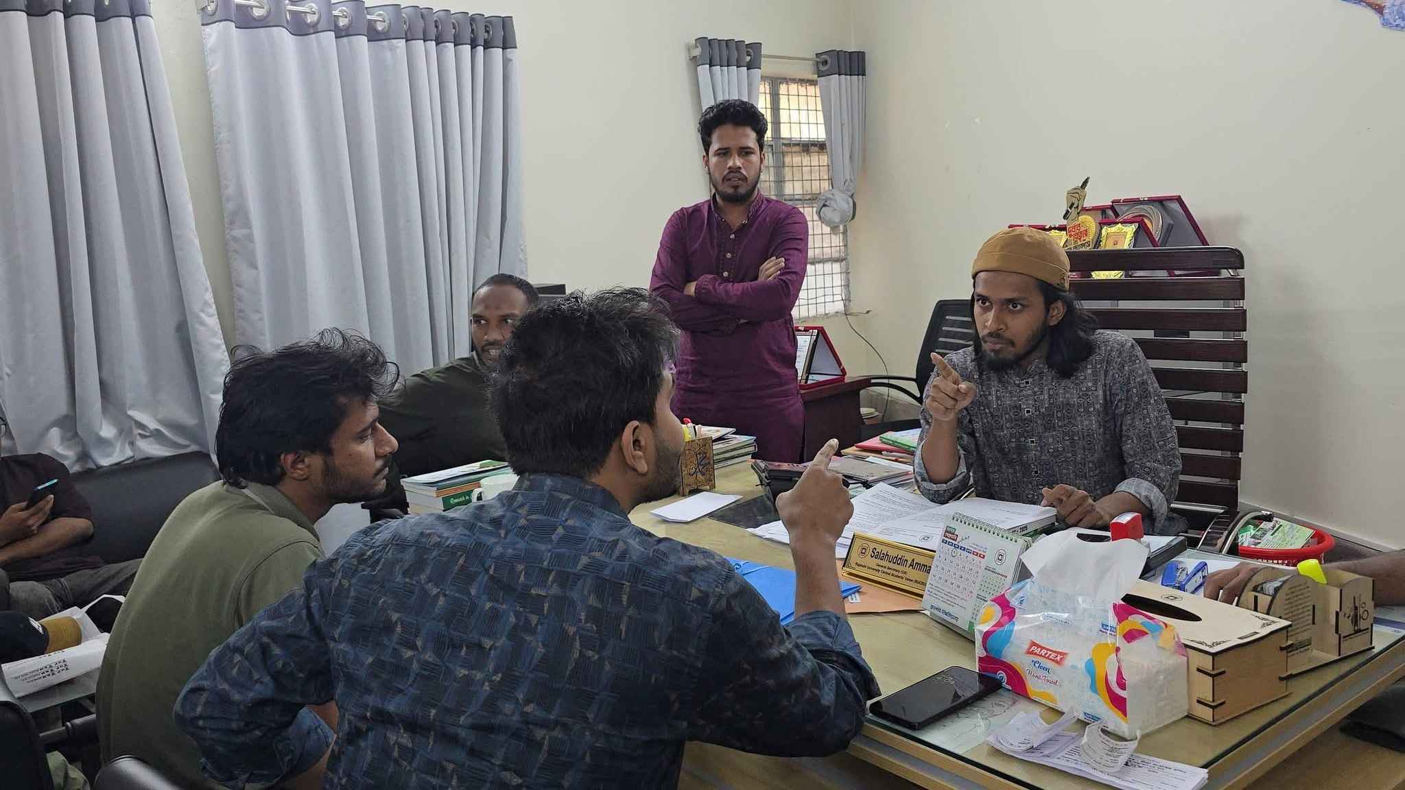 ফেসবুক কমেন্ট নিয়ে রাকসু জিএস ও ছাত্রঅধিকার পরিষদ সভাপতির বাকবিতন্ডা