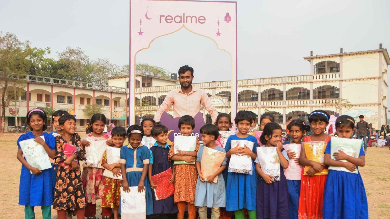 এই ঈদে সুবিধাবঞ্চিত শিশুদের জন্য রিয়েলমির বিশেষ আয়োজন ‘ঈদের হাসি’