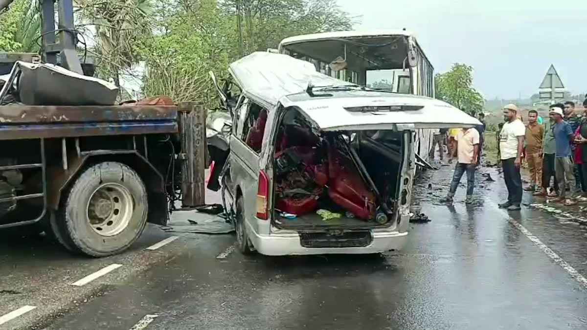 রামপালে বাস-মাইক্রোবাস সংঘর্ষে বর-কনেসহ নিহত বেড়ে ১৪