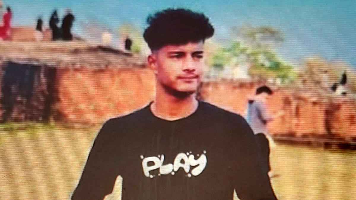 মোবাইল ফোনের টর্চলাইটের আলো চোখে পড়ায় যুবককে ছুরিকাঘাতে হত্যা