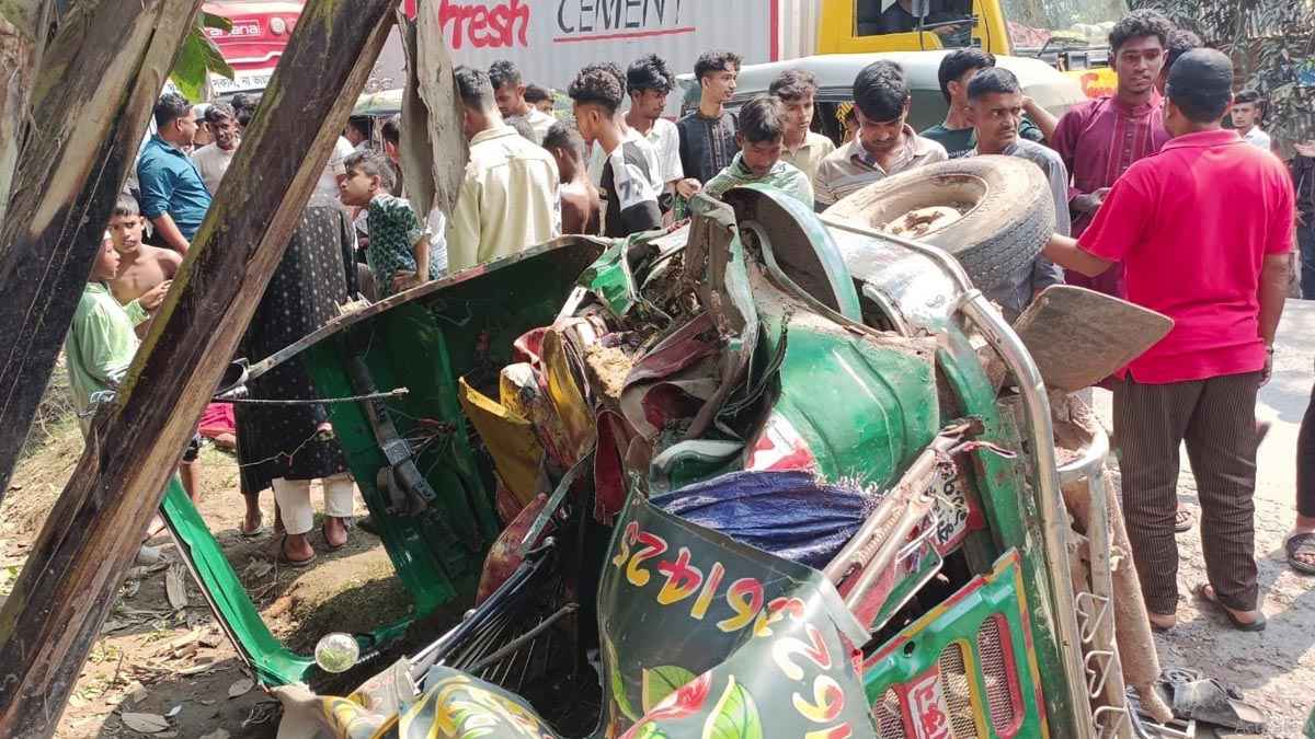 দেবিদ্বারে বাস–সিএনজি সংঘর্ষে নিহত ১