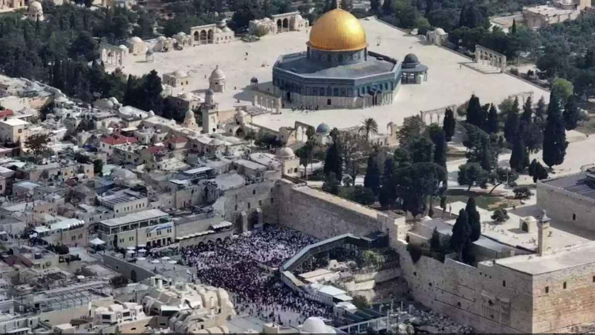 আল-আকসায় বাধা, রাস্তায় ঈদের নামাজ পড়লেন ফিলিস্তিনিরা