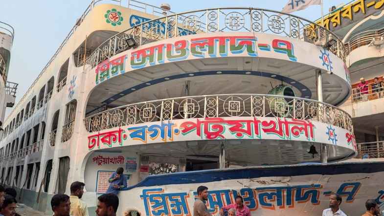 পটুয়াখালীতে লঞ্চ-ট্রলার সংঘর্ষ, আওলাদ-৭ লঞ্চের রুট পারমিট স্থগিত