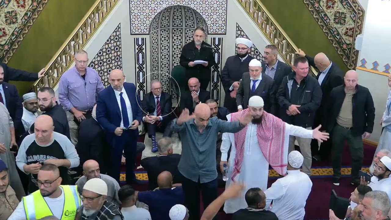 ঈদের জামাতে গিয়ে মুসল্লিদের তোপের মুখে অস্ট্রেলিয় প্রধানমন্ত্রী