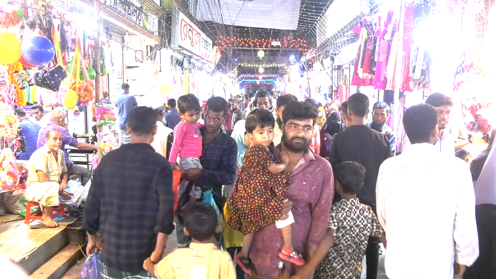 শেষ মুহূর্তে জমে উঠেছে ভোলার ঈদ বাজার