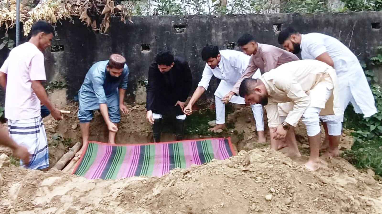 ঈদে থেমে নেই মানবিকতা: ‘ব্রাহ্মণবাড়িয়া বাতিঘর’র ২৪৮তম অজ্ঞাত লাশ দাফন
