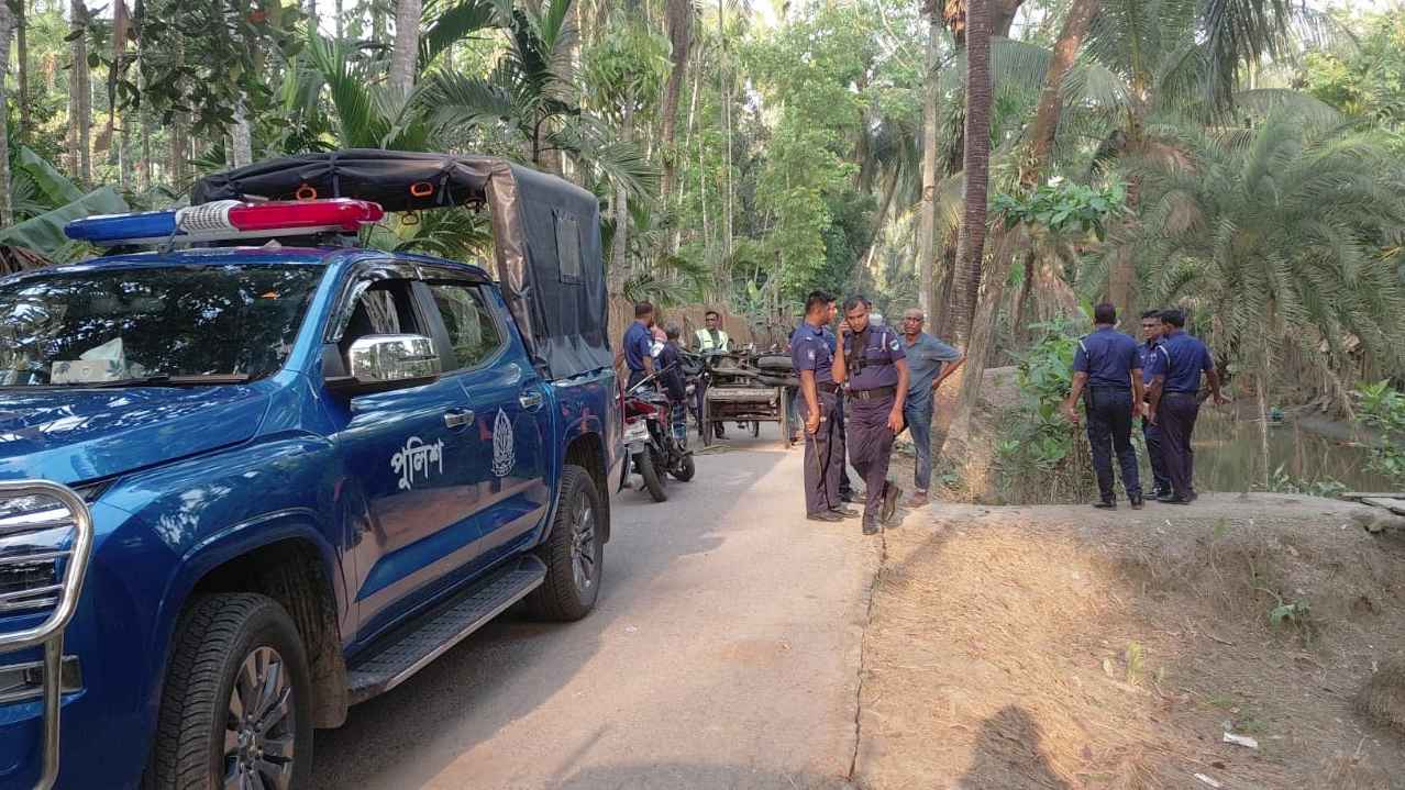 বাগেরহাটে পুলিশকে কুপিয়ে আসামি ছিনতাই