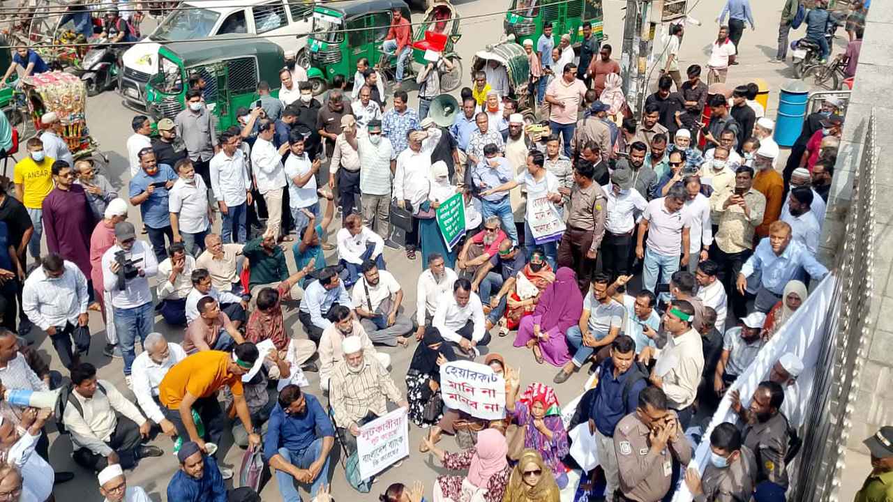 বাংলাদেশ ব্যাংকের সামনে আমানতকারীদের অবস্থান, ঘেরাও কর্মসূচির হুঁশিয়ার