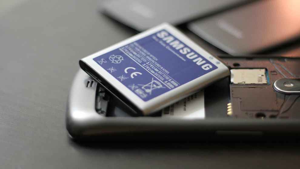 পুরানো ফোনের ব্যাটারি যেন জীবন্ত টাইম বোমা!