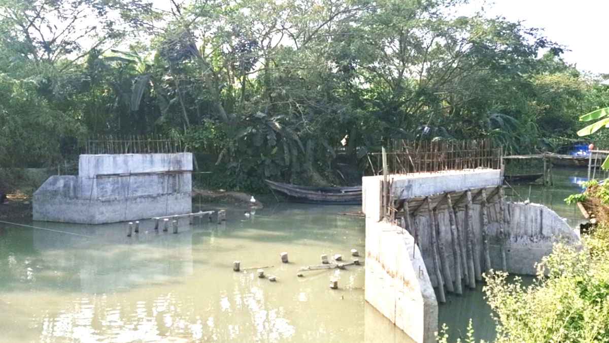 সাড়ে তিন বছরেও শেষ হয়নি বাউফলে সেতুর কাজ, লাপাত্তা ঠিকাদার