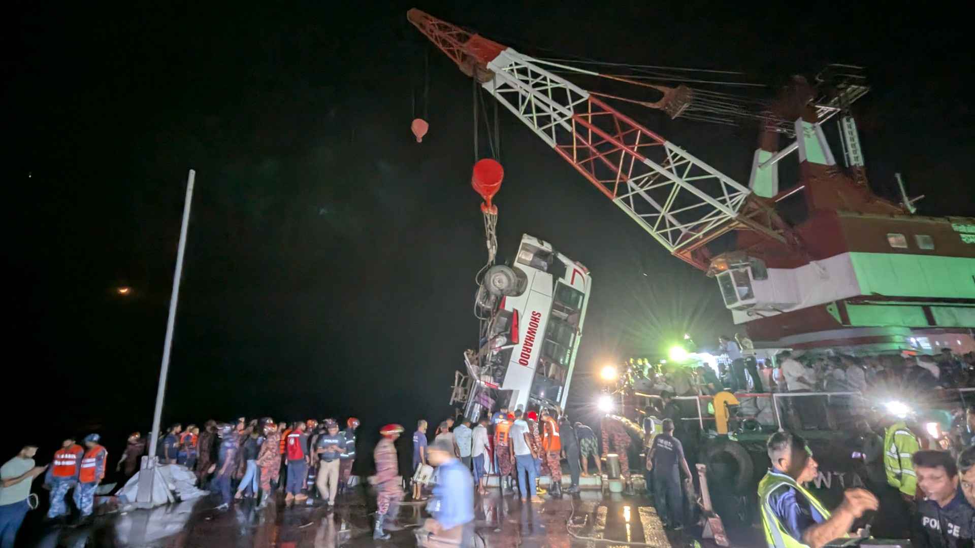 দৌলতদিয়ায় বাস ডুবি: মৃত্যুর মিছিলে মিলল বাস চালকের মরদেহ