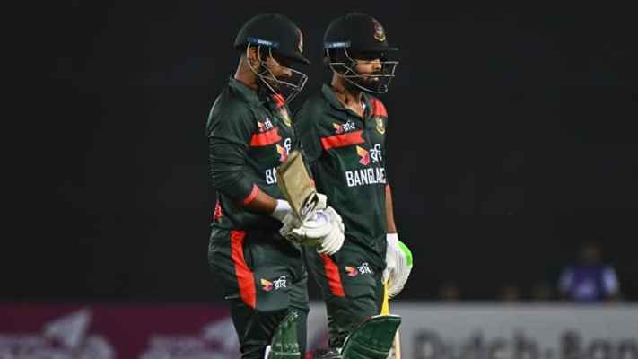 চাপে বাংলাদেশ, বজ্রসহ বৃষ্টিতে খেলা বন্ধ